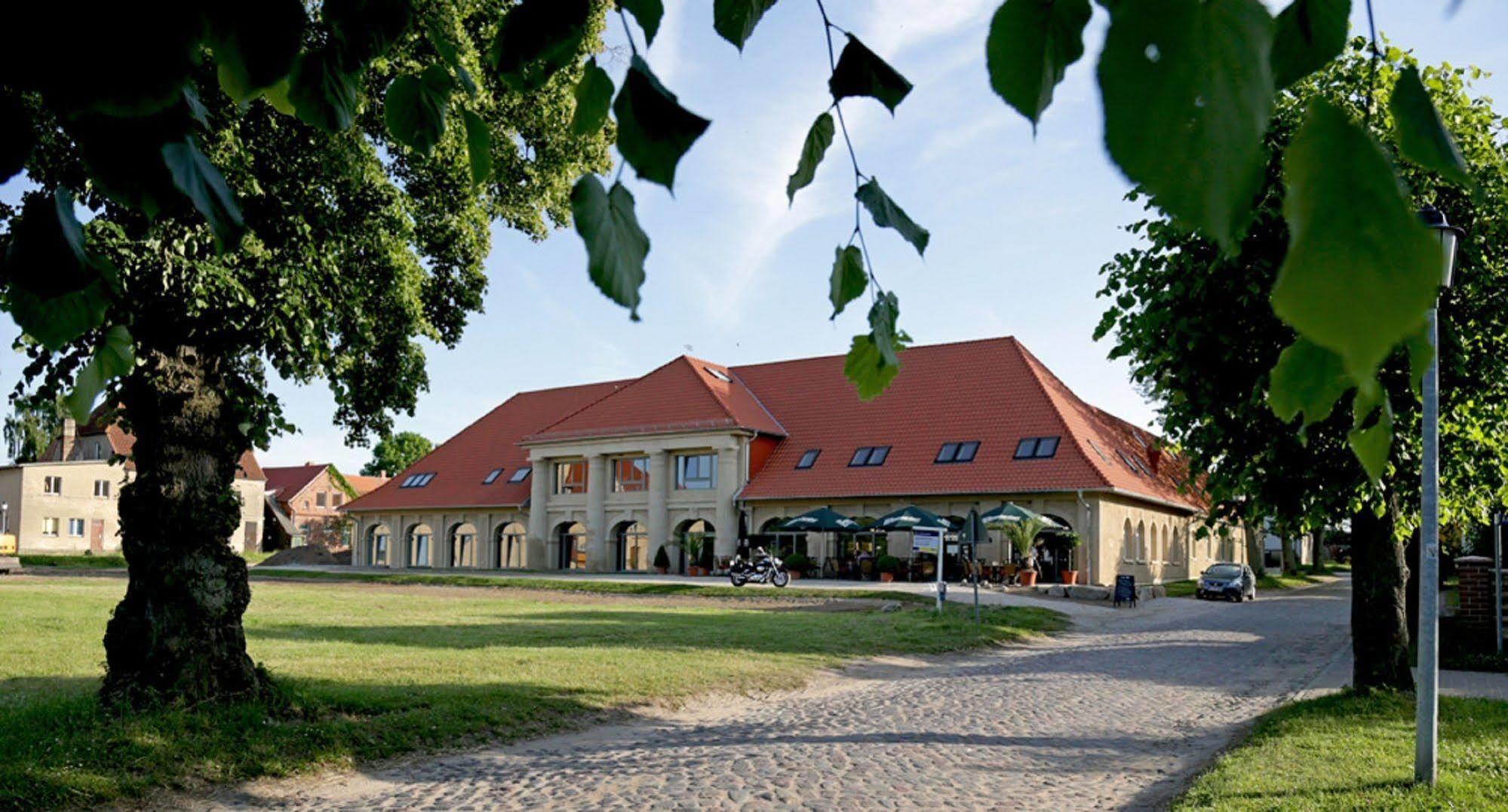 Remise & Westfluegel Schloss Stolpe Stolpe auf Usedom Luaran gambar